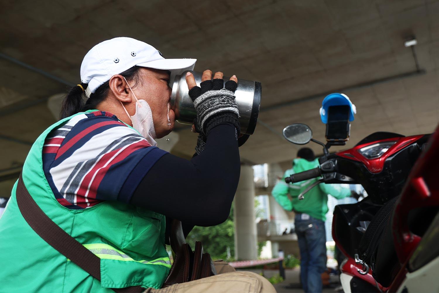 호치민시 기술 택시 기사 앱 끄고 우기 한가운데서 폭염에 맞서 고군분투