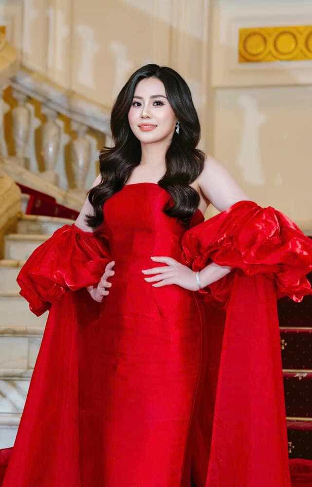 Hoa hau Phan Kim Oanh - Truong ban to chuc 