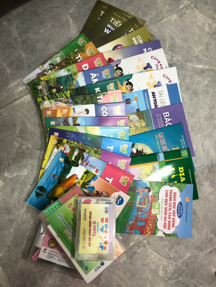 Sach giao khoa, sach tham khao va bo dung cu hoc tap cua mot hoc sinh Tieu hoc tai Ha Noi. Anh: Anh Duc