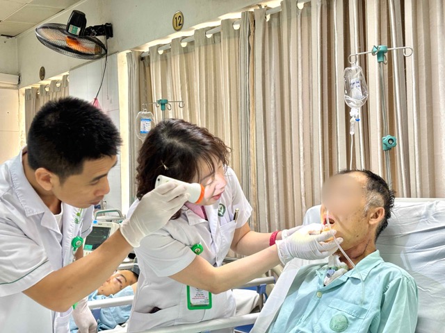 Doctor examines cancer patient after tumor cutting surgery. Photo: BVCC