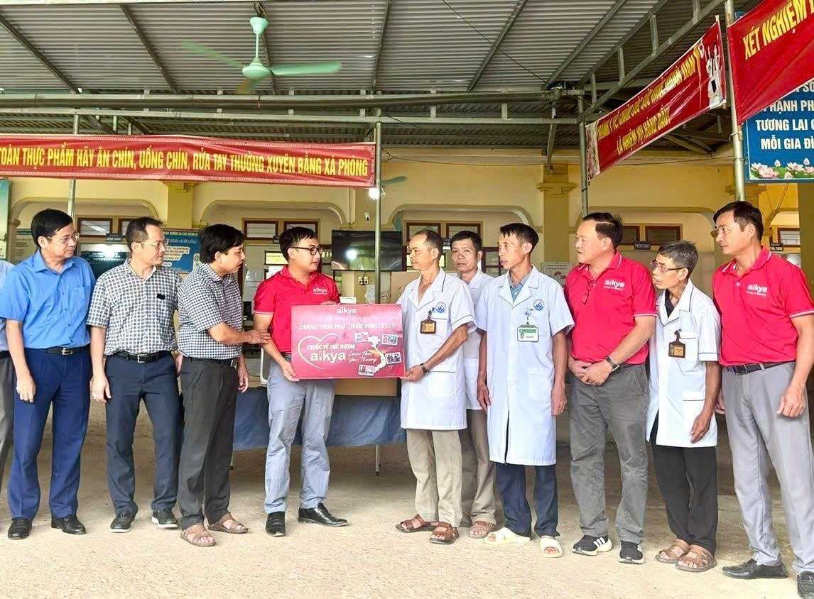 Nghe An省人民評議会副議長Nguyen Nhu Khoi氏と保健局およびAikya製薬会社の代表者が、洪水被災地の住民と基礎医療ステーションに支援品を贈呈しました。写真:Ngoc Anh