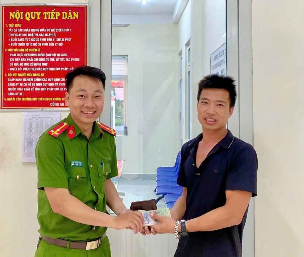 Cong an xa Da Huoai 2 (tinh Lam Dong) trao tra lai chiec bop cho ong Nguyen Van Tuyen. Anh: Lam Hong