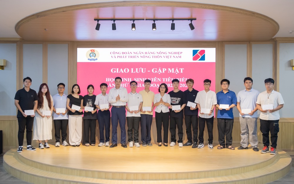 아그리뱅크 지도부는 전국 및 성 시 대회에서 수상한 간부 공무원 노동자 자녀인 학생들에게 선물을 전달하고 격려했습니다. 사진: 아그리뱅크 노동조합