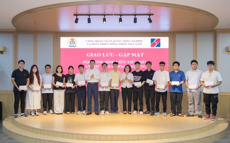 Agribank leaders presented gifts to encourage students who are children of Can Bo, workers who have achieved national and provincial and municipal awards. Photo: Agribank Trade Union