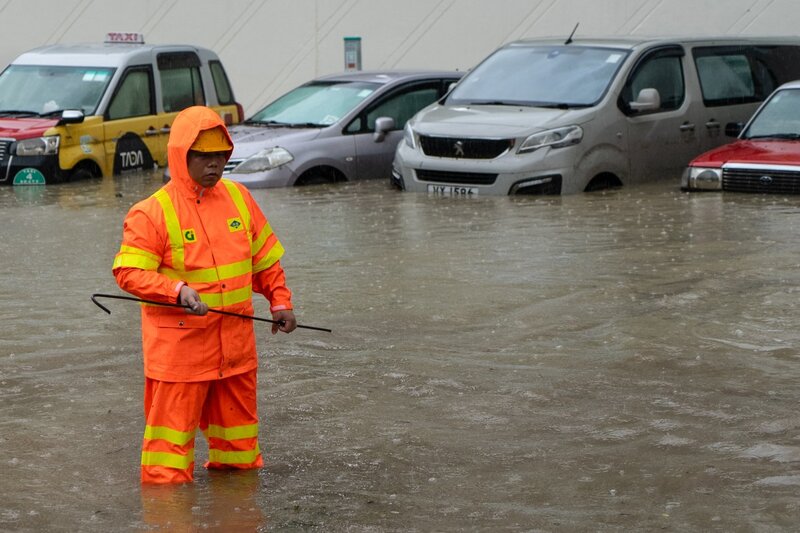 8월 5일 홍수 속에서 일하는 홍콩(중국) 구조대원 사진: AFP