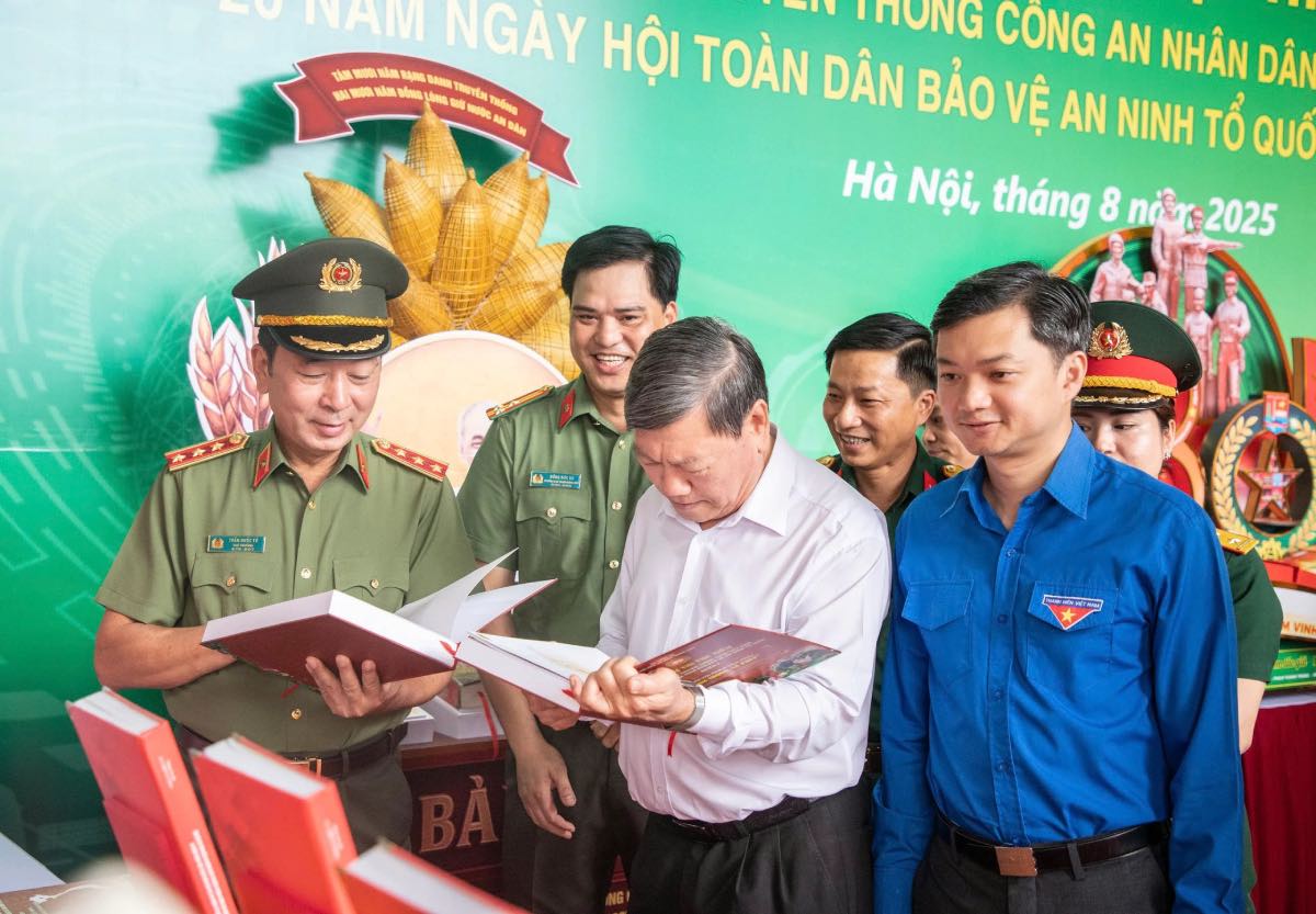 Deputy Minister Tran Quoc To and delegates visit the Exhibition. Photo: Ministry of Public Security
