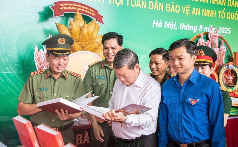 Deputy Minister Tran Quoc To and delegates visit the Exhibition. Photo: Ministry of Public Security
