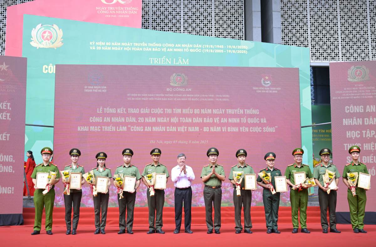 Thu truong Tran Quoc To va Pho Chu nhiem Thuong truc Uy ban Kiem tra Trung uong Tran Van Ron trao Giai A tang cac tac gia dat giai. Anh: Bo Cong an 