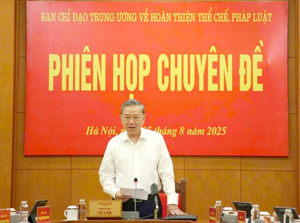 General Secretary To Lam chaired a thematic meeting of the Central Steering Committee on perfecting institutions and laws. Photo: Hien Hoa