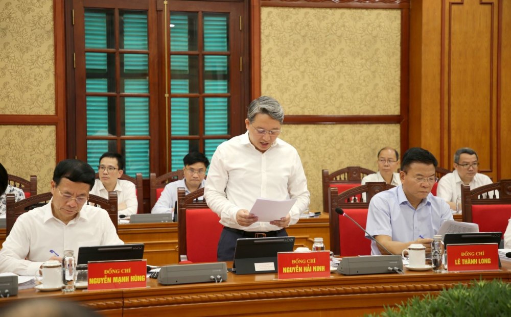 Uy vien Trung uong Dang, Bo truong Bo Tu phap Nguyen Hai Ninh bao cao chuyen de tai Phien hop. Anh: Hien Hoa