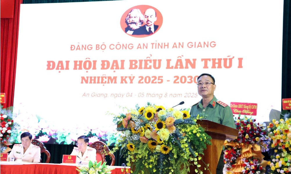 Dong chi Thuong tuong Pham The Tung, Thu truong Bo Cong an phat bieu chi dao tai Dai hoi. Anh: Tien Dung
