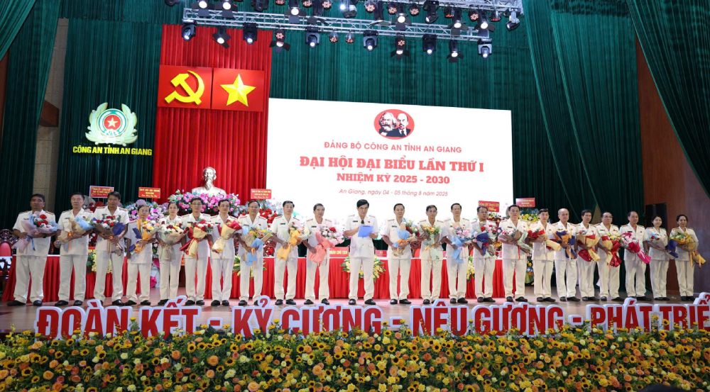 The An Giang Provincial Police Party Committee for the 2025-2030 term was introduced and promised before the Congress. Photo: Tien Tam