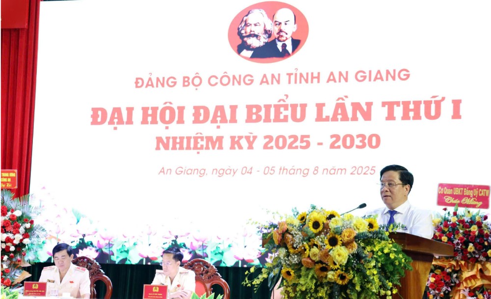Dong chi Ho Van Mung, Chu tich UBND tinh phat bieu chi dao tai Dai hoi. Anh: Tien Dung