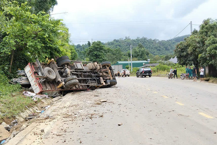 Scene de l'accident du camion qui a heurte un vendeur d'oignons au bord de la route. Photo : Societe par actions des routes 226