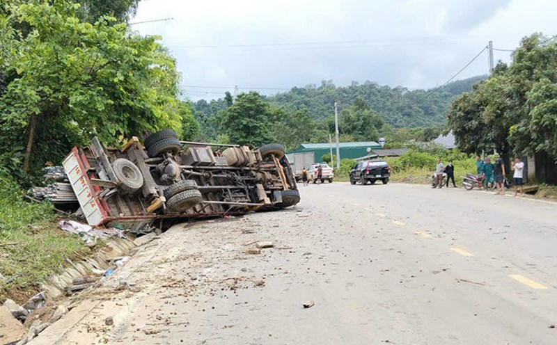 The scene of the truck accident that hit a labeling seller on the roadside. Photo: 226 Road Joint Stock Company