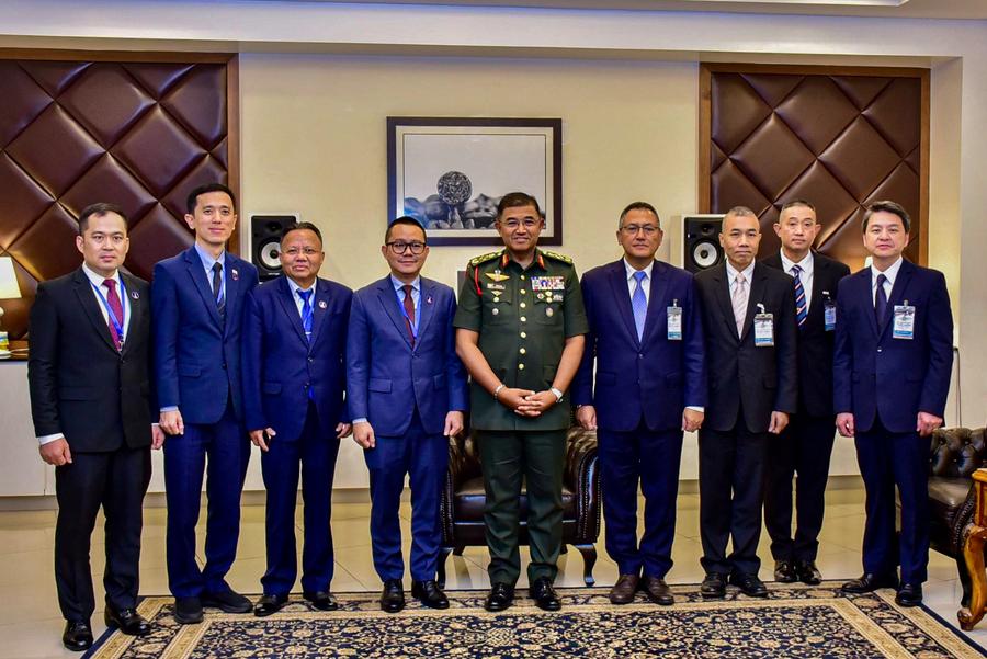 태국과 캄보디아 관리들이 2025년 8월 4일 쿠알라룸푸르 브리지 말레이시아 브리지에서 단체 사진을 찍고 있습니다. 사진: 신화통신