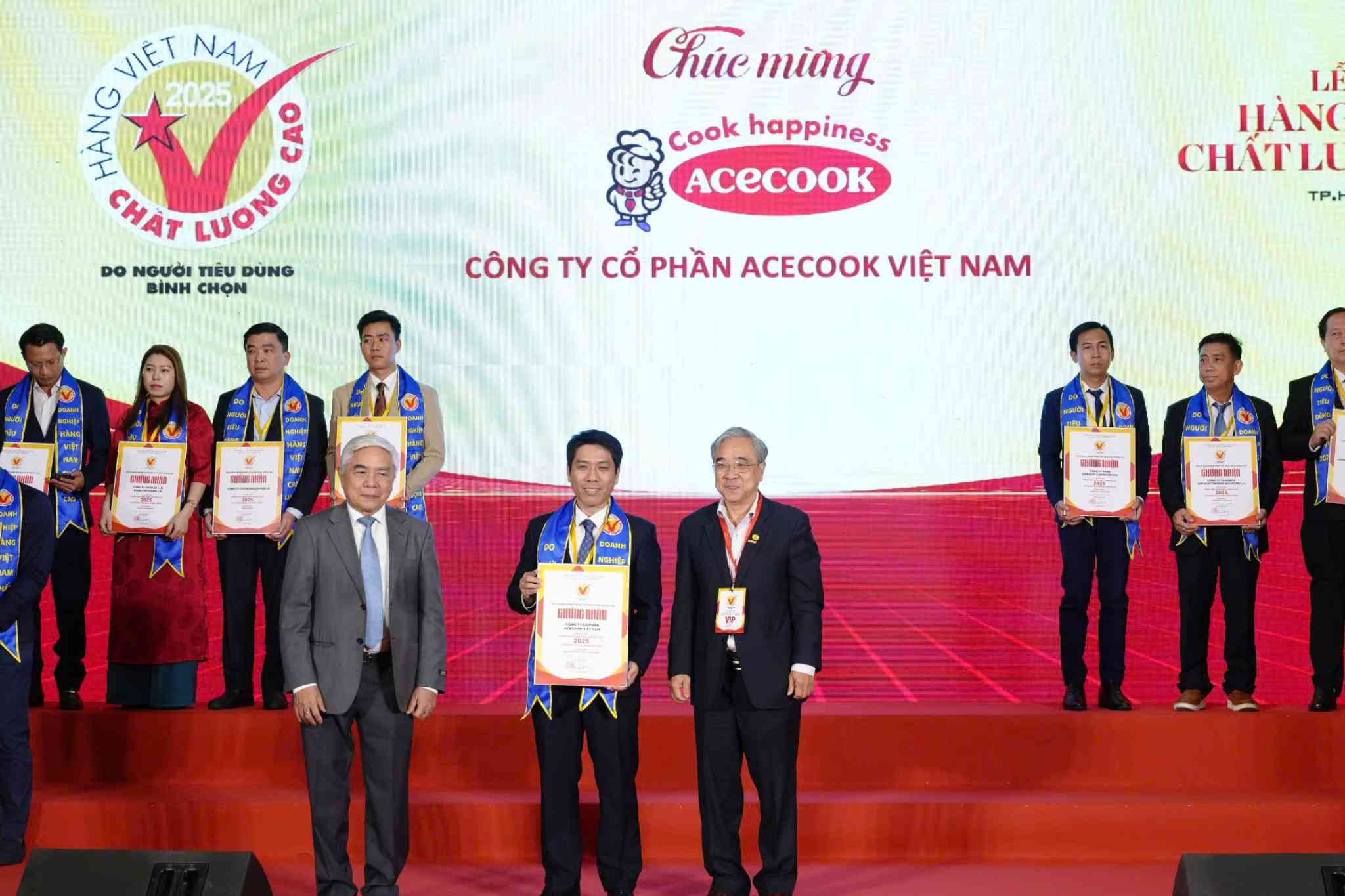 Acecook Viet Nam nhan Danh hieu Hang Viet Nam Chat Luong Cao lan thu 29 lien tiep. Anh: Acecook