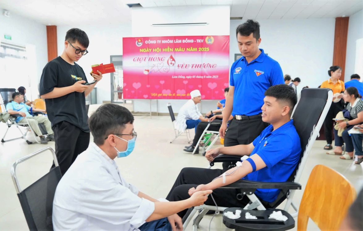 約500人の組合員、労働者が献血に参加。写真:バオ・ラム