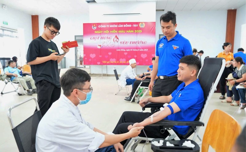 Nearly 500 union members and workers participated in blood donation. Photo: Bao Lam