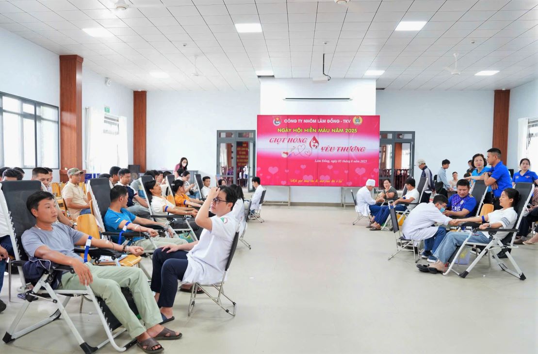 Nghia cu hien mau gop phan cuu song nguoi benh. Anh: Bao Lam