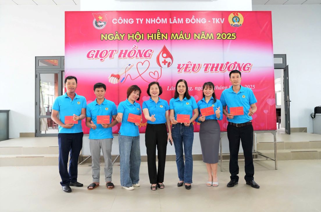 Cac doan vien, nguoi lao dong chup anh luu niem voi Giay chung nhan hien mau tinh nguyen. Anh: Bao Lam