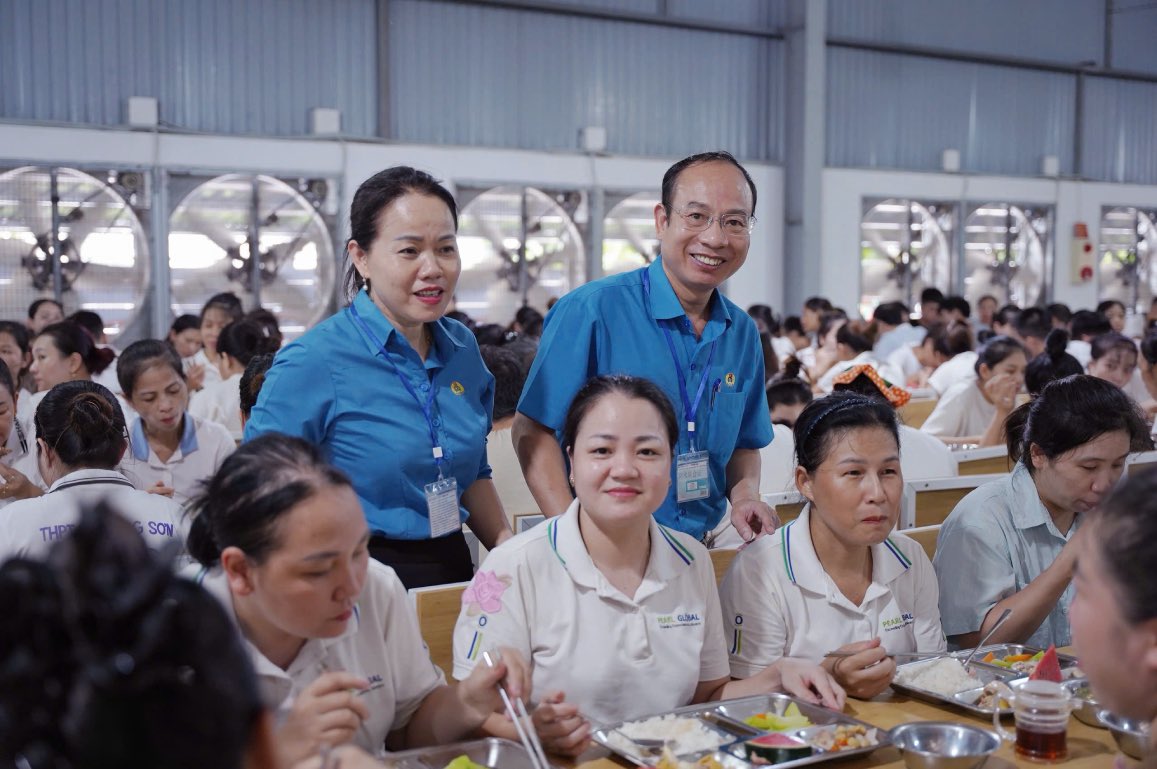 Bac Ninh 지방 노동 연맹 지도자들이 노동자들과 함께 노동조합 식사에 참석했습니다. 사진: Ha Hien