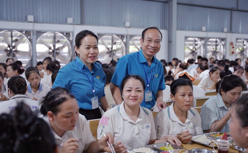 Leaders of the Bac Ninh Provincial Federation of Labor attended a union meal with workers. Photo: Ha Hien