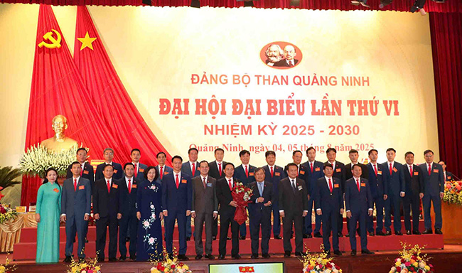 Mr. Vu Dai Thang, member of the Party Central Committee, Secretary of the Quang Ninh Provincial Party Committee, presented flowers to congratulate the Executive Committee of the 6th term for the 2025-2030 term of the Quang Ninh Coal Ministry Party. Photo: Tran Ngoc Duy.