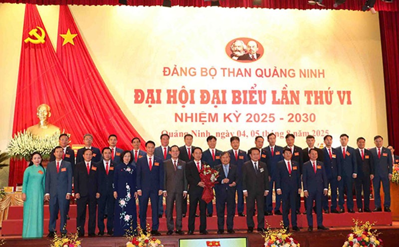 Mr. Vu Dai Thang, member of the Party Central Committee, Secretary of the Quang Ninh Provincial Party Committee, presented flowers to congratulate the Executive Committee of the 6th term for the 2025-2030 term of the Quang Ninh Coal Ministry Party. Photo: Tran Ngoc Duy.