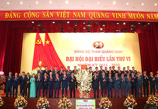 Lanh dao Tap doan Cong nghiep than Khoang san Viet Nam chuc mung Ban chap hanh Dang Bo than Quang Ninh khoa VI, nhiem ky 2025-2030. Anh: Tran Ngoc Duy