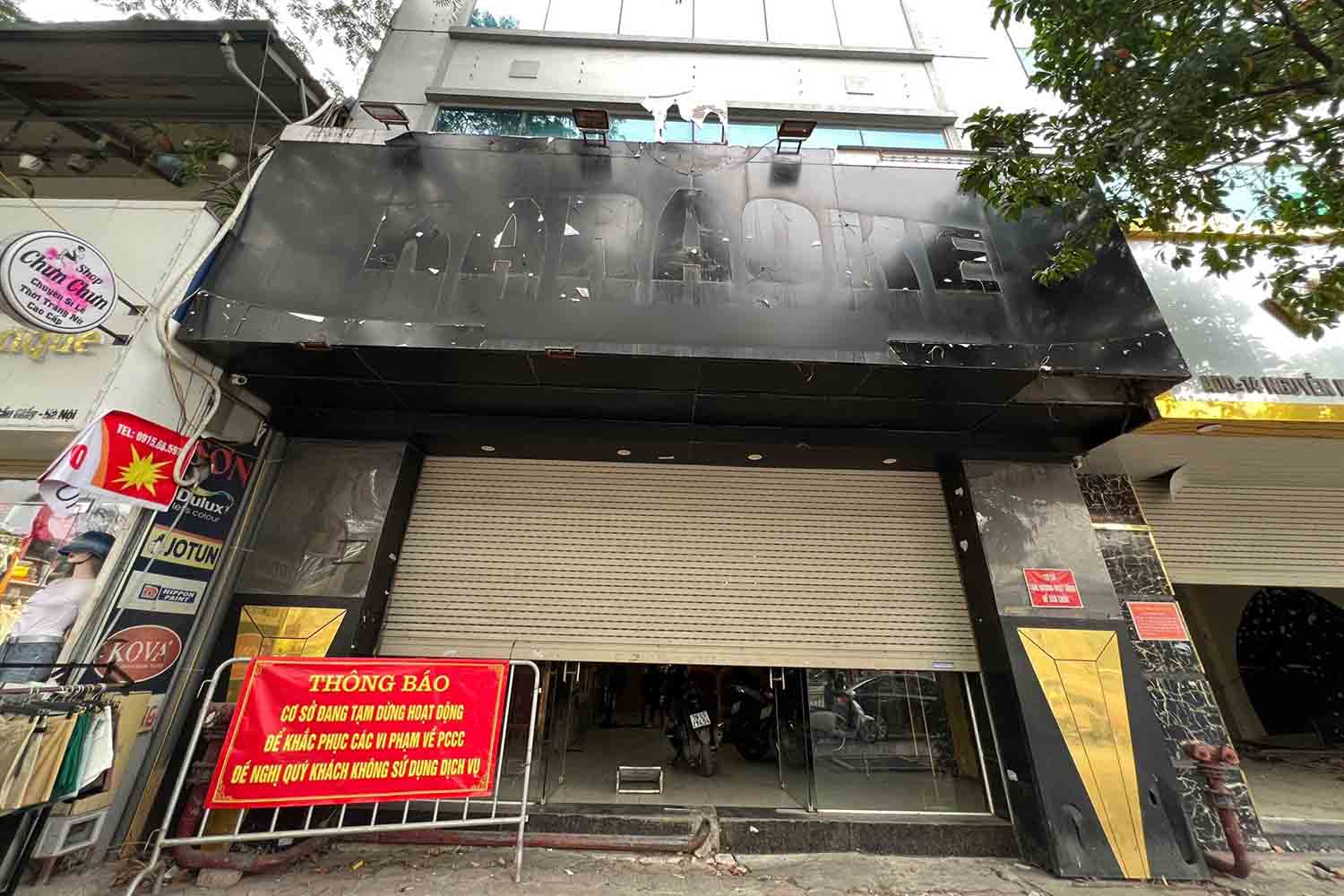 Un bar karaoke a Hanoï doit suspendre temporairement ses activites pour remedier aux violations en matiere de prevention et de lutte contre les incendies en fevrier 2023. Photo : Nguyen Thuy