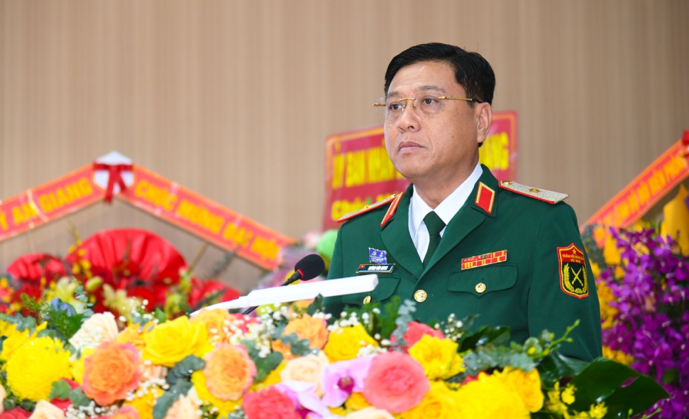 Thieu tuong Huynh Van Ngon, Uy vien Ban thuong vu Dang uy - Pho Chinh uy Quan khu 9 phat bieu chi dao dai hoi. Anh: Phuong Vu