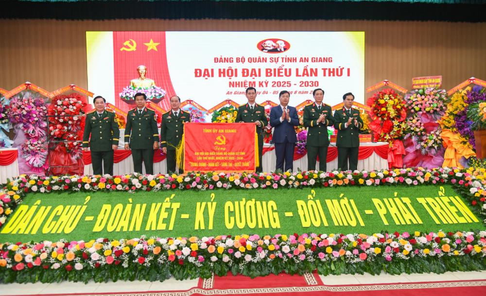 The Standing Committee of the An Giang Provincial Party Committee presented a delegation to the Provincial Military Party Committee at the congress. Photo: Phuong Vu