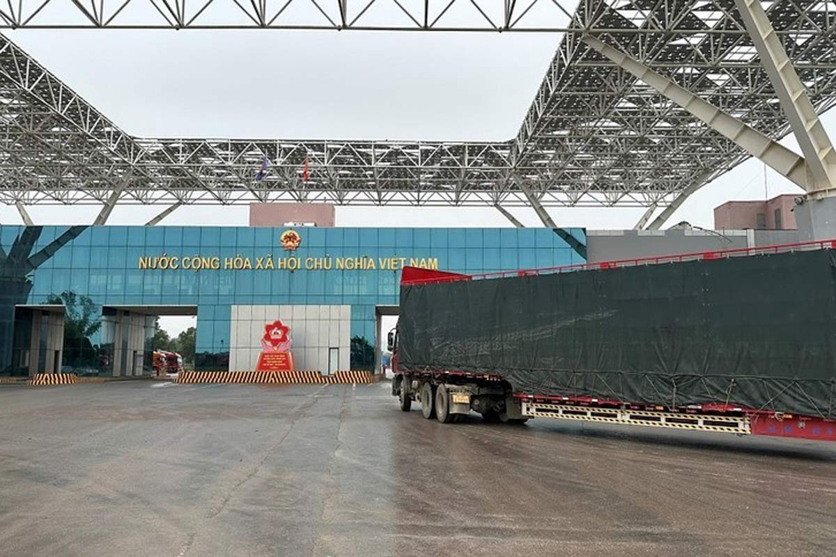 Hoat dong van tai, xuat khau dua tuoi tai cua khau Bac Luan II, tinh Quang Ninh. Anh: Cong TTDT phuong Mong Cai 1