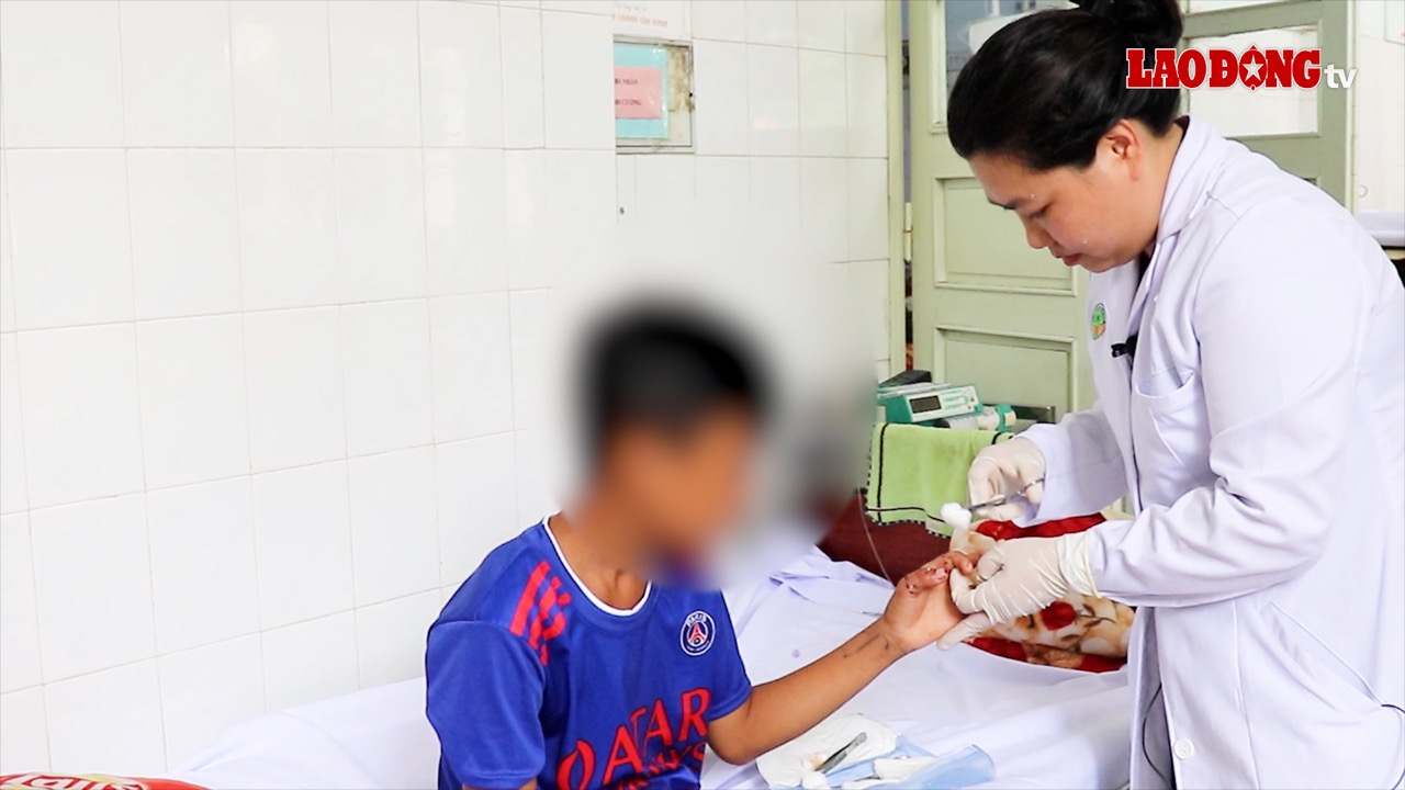 The patient had successfully surgery to retain both fingers after the accident. Photo: Children's Hospital 2