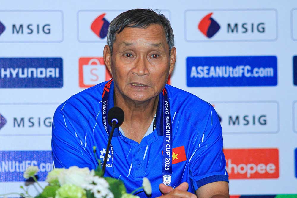 Coach Mai Duc Chung of the Vietnam women's team. Photo: Mai Huong