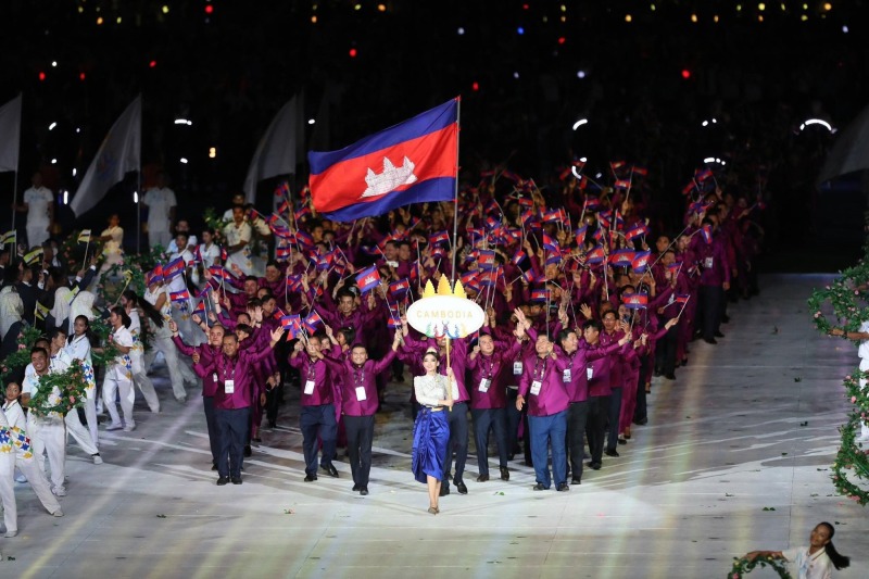 홈에서 열린 SEA Games 32 개막식에 참가한 캄보디아 선수단. 사진: 탄 부