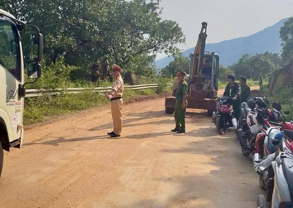 Canh sat giao thong dieu tiet phuong tien qua khu vuc sat lo dat da. Anh: Cong an