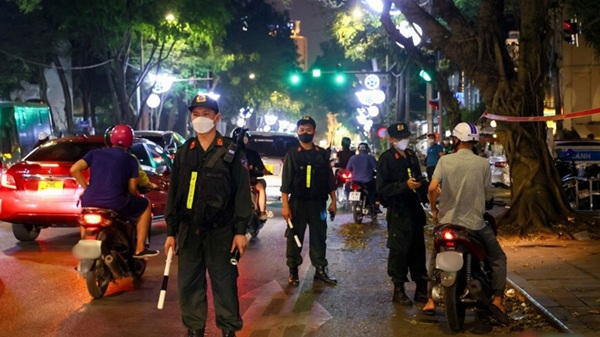 Lực lượng 141 ngăn chặn nhiều đối tượng dưới 16 tuổi sử dụng hung khí đánh nhau. Ảnh: CAHN