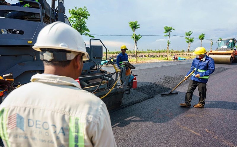 Workers working at the project of 2 traffic routes connecting Long Thanh airport. Photo: Ha Anh Chien