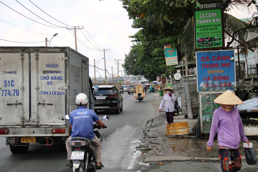 Tuyen duong Pham Van Bach phe duyet nang cap, mo rong 20 nam van dang do. Anh: Tam Ngoc