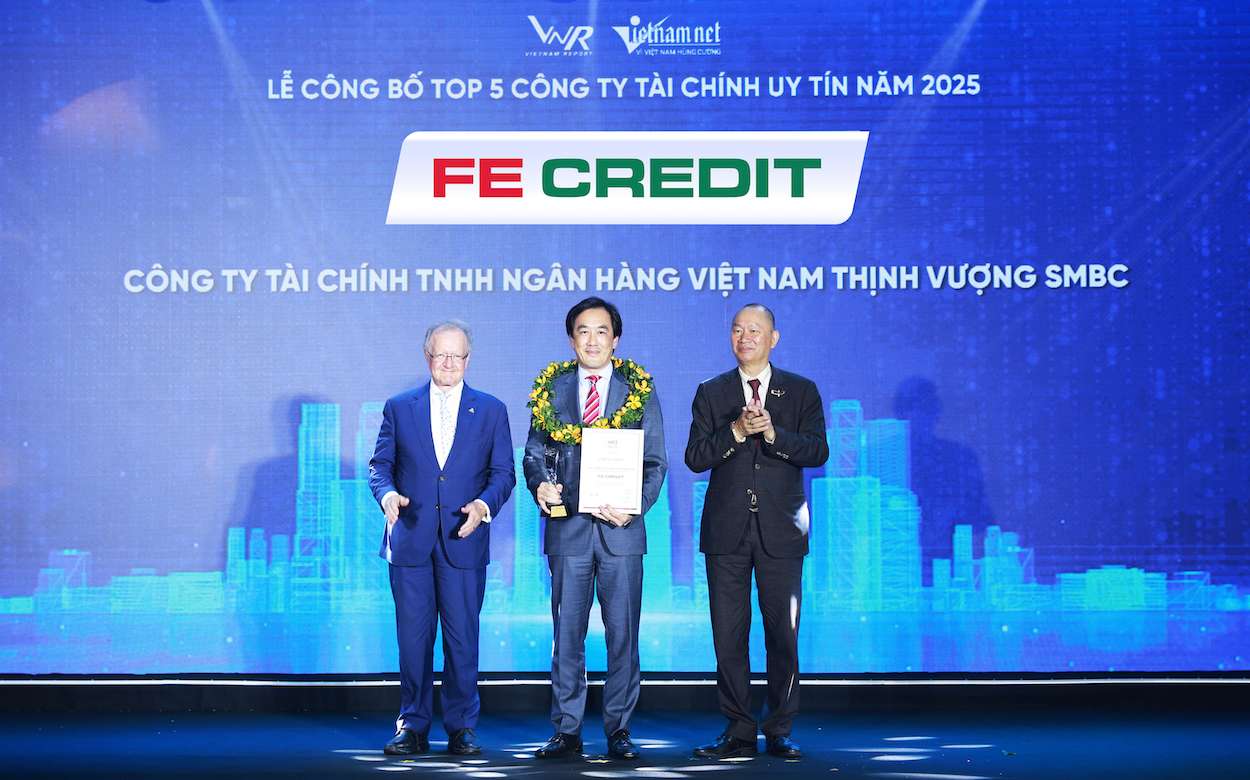 Dai dien FE CREDIT vinh du nhan giai Cong ty Uy tin nganh Tai chinh nam 2025. Anh: FE CREDIT.