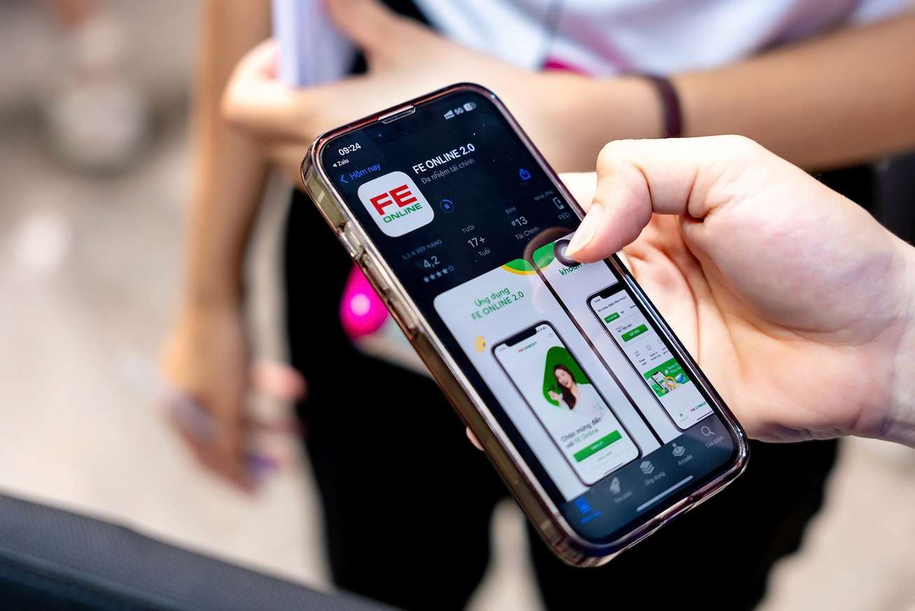 Ung dung tai chinh da nhiem FE ONLINE 2.0 mang dich vu tai chinh den nhieu nhom khach hang, giup trai nghiem tro nen lien mach va tien loi hon. Anh: FE CREDIT.