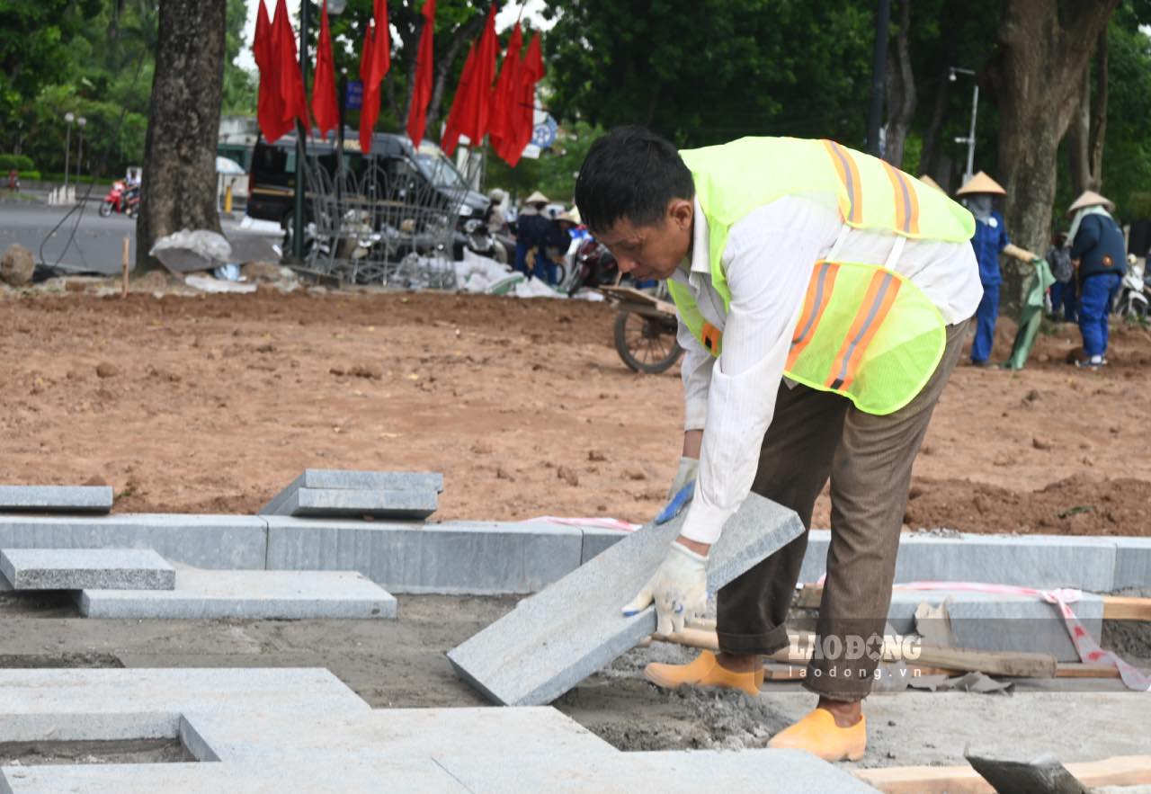 Cac cong nhan thi cong lat da via he tai tuyen duong Doc Lap (TP Ha Noi) dang khan truong hoan thien hang muc truoc dip le Quoc Khanh 2.9. Anh: Thanh nhan