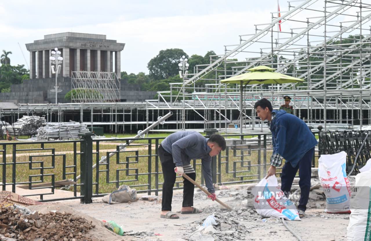 Les ouvriers construisent d'urgence la renovation urbaine afin de servir la fete nationale du 2 septembre qui approche. Photo : Thanh Nhan