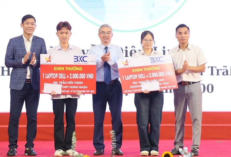 Director of the Department of Education and Training Pham Dong Thuy and representatives of units rewarded A00 classroom valedictorians in the 2025 high school graduation exam. Photo: Hung Yen Provincial Portal