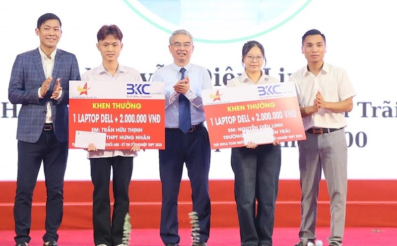 Director of the Department of Education and Training Pham Dong Thuy and representatives of units rewarded A00 classroom valedictorians in the 2025 high school graduation exam. Photo: Hung Yen Provincial Portal