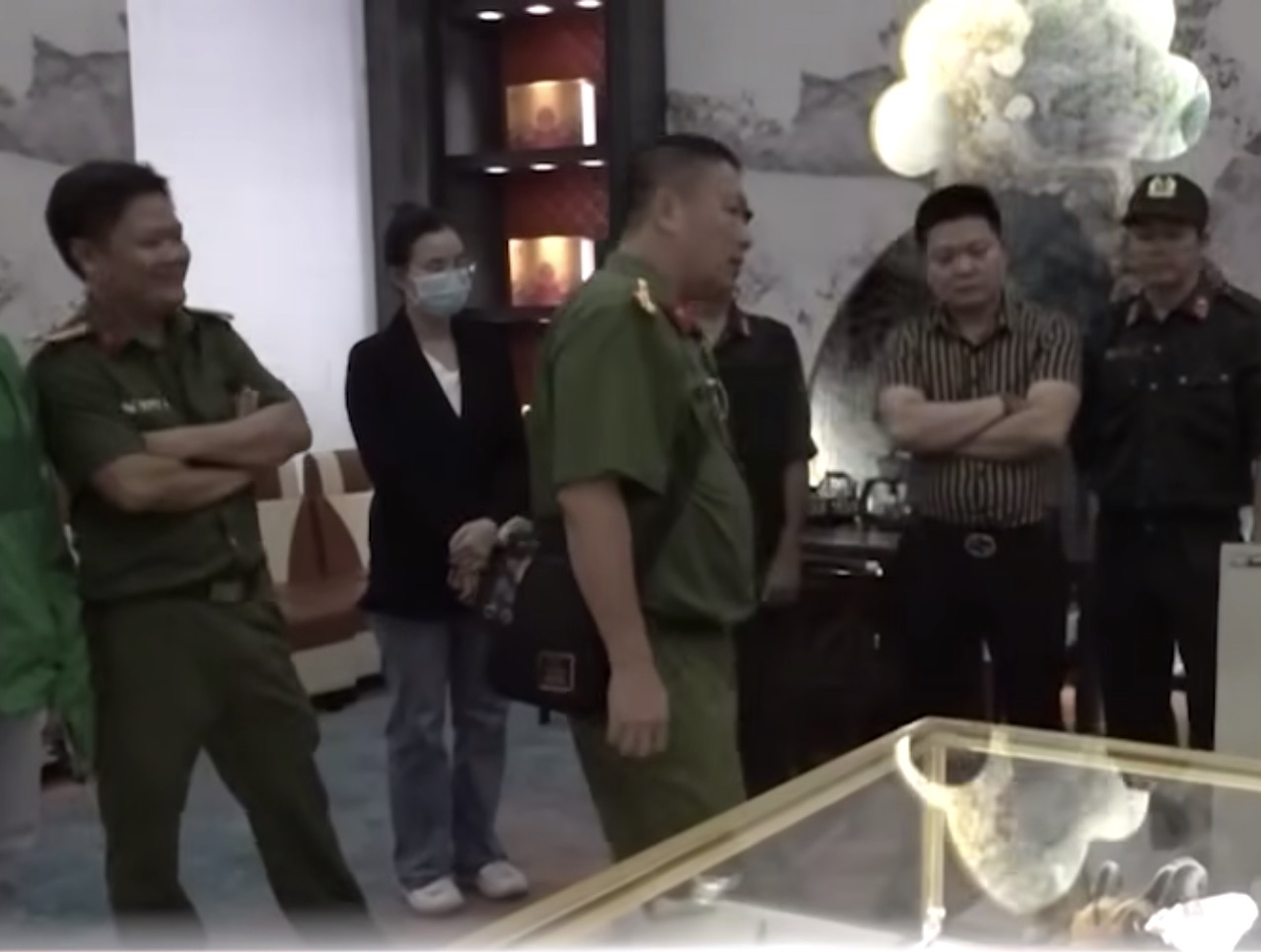 Công an phát hiện cơ sở kinh doanh buôn bán hàng hóa không rõ nguồn gốc do người nước ngoài điều hành. Ảnh: Công an tỉnh Khánh Hòa