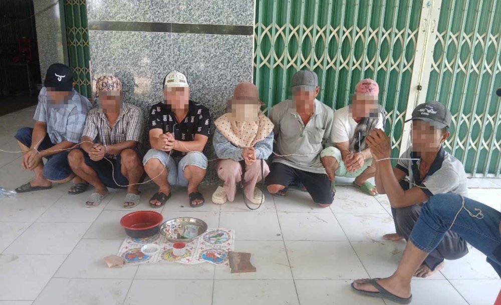 Los sujetos fueron sorprendidos apostando en forma de lac bau cua ganando con dinero. Foto: Proporcionada por la policia