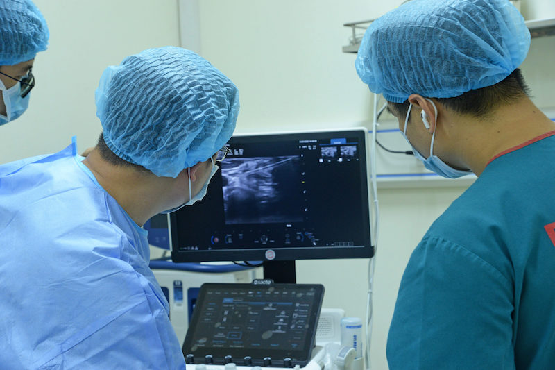 For the first time in Vietnam, the Central Endocrinology Hospital has applied the technique of high- frequency wave burning to treat cervical cancer recurrence after thyroid surgery. Photo: BVCC